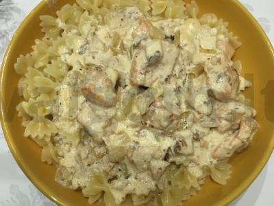 Bunkės grietinėlės padaže su upėtakiu pagrindine nuotrauka