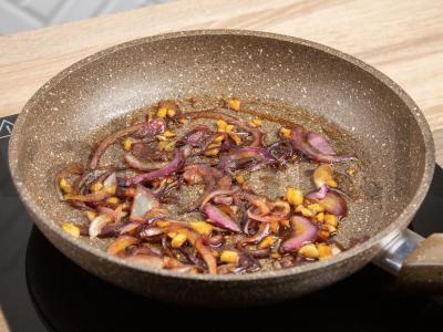 Soba su malta aitriąja paprika ir raudonuoju svogūnu Žingsnis 3