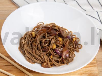 Soba su malta aitriąja paprika ir raudonuoju svogūnu pagrindine nuotrauka