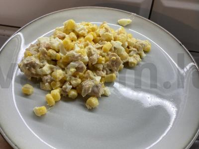 Salotos su tunu, kiaušiniais ir kukurūzais pagrindine nuotrauka