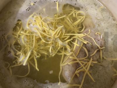 Kiaušinių makaronų sriuba su vištienos sultiniu Žingsnis 4