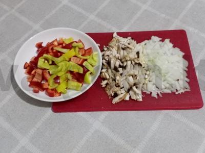Makaronai su grybais ir daržovėmis Žingsnis 1