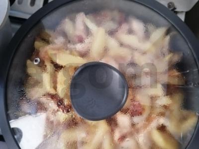 Kaimiško stiliaus mėsos ir daržovių mišinys Žingsnis 2