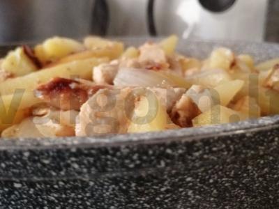 Kaimiško stiliaus mėsos ir daržovių mišinys pagrindine nuotrauka