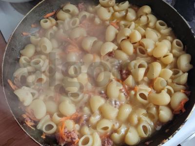 Makaronai su troškiniu ir svogūnais pagrindine nuotrauka