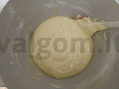Tortas iš tamsių ir šviesių biskvitinių pyragaičių ant sviestinio kremo Žingsnis 2