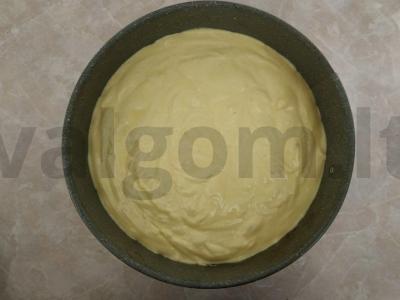 Tortas iš tamsių ir šviesių biskvitinių pyragaičių ant sviestinio kremo Žingsnis 3