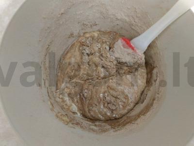 Tortas iš tamsių ir šviesių biskvitinių pyragaičių ant sviestinio kremo Žingsnis 4