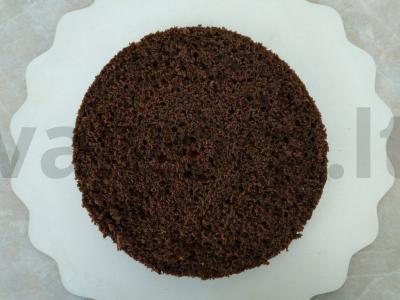Tortas iš tamsių ir šviesių biskvitinių pyragaičių ant sviestinio kremo Žingsnis 6