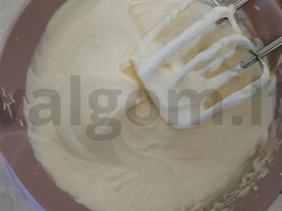 Tortas iš tamsių ir šviesių biskvitinių pyragaičių ant sviestinio kremo Žingsnis 7