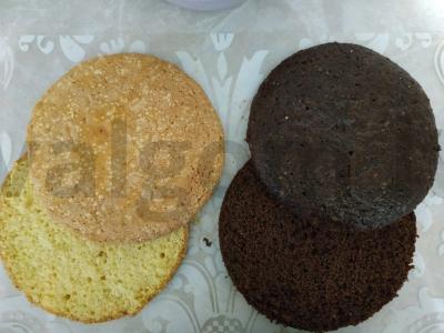 Tortas iš tamsių ir šviesių biskvitinių pyragaičių ant sviestinio kremo Žingsnis 8