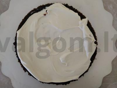 Tortas iš tamsių ir šviesių biskvitinių pyragaičių ant sviestinio kremo Žingsnis 9