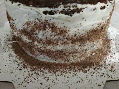 Tortas iš tamsių ir šviesių biskvitinių pyragaičių ant sviestinio kremo Žingsnis 10