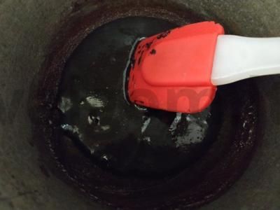 Tortas iš tamsių ir šviesių biskvitinių pyragaičių ant sviestinio kremo Žingsnis 11