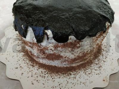 Tortas iš tamsių ir šviesių biskvitinių pyragaičių ant sviestinio kremo Žingsnis 12