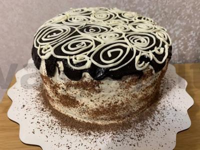 Tortas iš tamsių ir šviesių biskvitinių pyragaičių ant sviestinio kremo pagrindine nuotrauka
