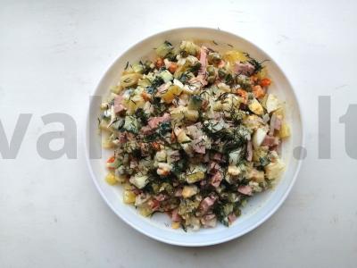 Klasikinės Olivier salotos su virtomis dešrelėmis pagrindine nuotrauka