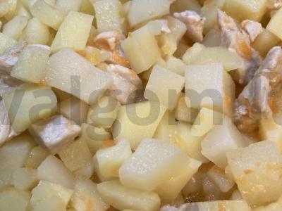 Dietinės troškintos bulvės su mėsa pagrindine nuotrauka