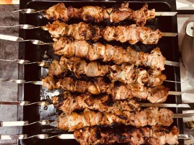 Minkštas ir aromatingas kefyre marinuotas kebabas pagrindine nuotrauka