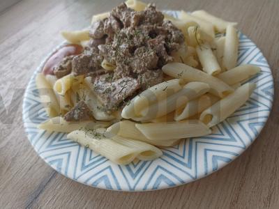 Makaronai su kepenėlėmis grietinėlėje pagrindine nuotrauka