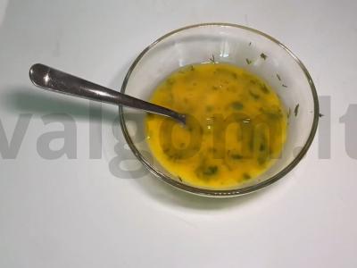 Kepti kiaušiniai su dešra ir sūriu Žingsnis 2