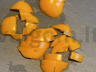 Valstiečių salotos su geltonaisiais pomidorais ir svogūnais Žingsnis 1