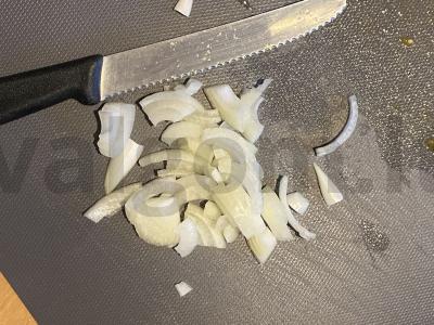 Valstiečių salotos su geltonaisiais pomidorais ir svogūnais Žingsnis 2