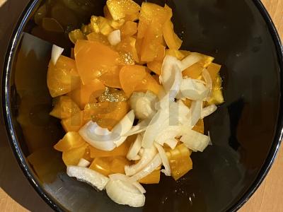 Valstiečių salotos su geltonaisiais pomidorais ir svogūnais Žingsnis 3