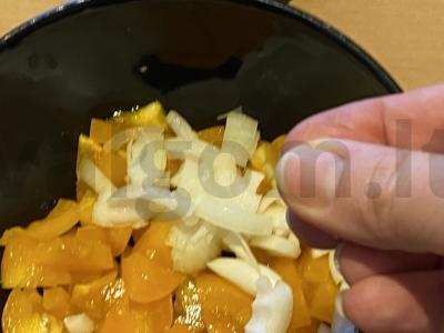 Valstiečių salotos su geltonaisiais pomidorais ir svogūnais Žingsnis 4