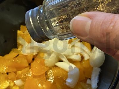 Valstiečių salotos su geltonaisiais pomidorais ir svogūnais Žingsnis 5