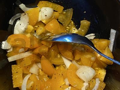 Valstiečių salotos su geltonaisiais pomidorais ir svogūnais Žingsnis 7