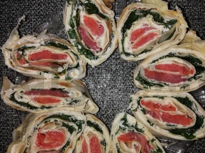 Pita su žuvimi ir rikota pagrindine nuotrauka