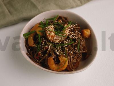 Soba su krevetėmis ir saldžiųjų aitriųjų paprikų padažu pagrindine nuotrauka