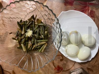 Pupelių istorijos salotos su dešra ir kiaušiniu Žingsnis 4