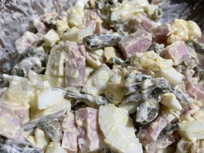 Pupelių istorijos salotos su dešra ir kiaušiniu pagrindine nuotrauka