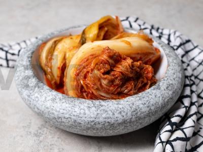 Paprasti rauginti kopūstai kimchi pagrindine nuotrauka