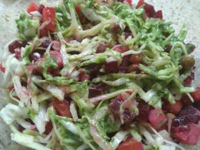 Vinaigrette su šviežių kopūstų ir garstyčių žolelių padažu pagrindine nuotrauka