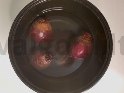 Neįprastos burokėlių salotos su džiovintomis slyvomis Žingsnis 1