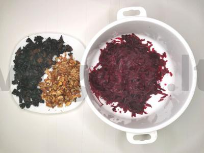 Neįprastos burokėlių salotos su džiovintomis slyvomis Žingsnis 2