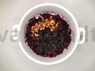 Neįprastos burokėlių salotos su džiovintomis slyvomis Žingsnis 3