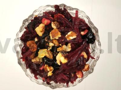 Neįprastos burokėlių salotos su džiovintomis slyvomis pagrindine nuotrauka