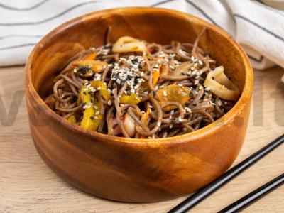 Soba su jūros gėrybėmis ir daržovėmis pagrindine nuotrauka