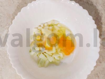 Jaukių pusryčių svogūnų paplotėliai Žingsnis 1