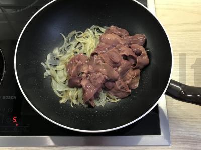 Vištienos kepenėlės su pomidorais ir česnakais Žingsnis 1