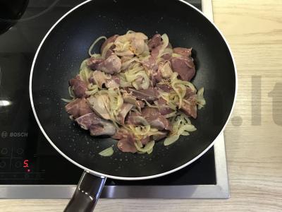 Vištienos kepenėlės su pomidorais ir česnakais Žingsnis 2