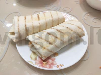 Naminė šavarma su rūkyta vištiena, daržovėmis ir kečupu pagrindine nuotrauka