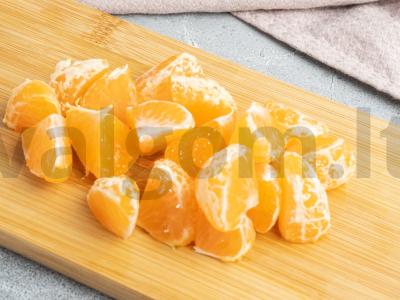 Salotos su mandarinais, graikišku jogurtu ir džiovintomis slyvomis Žingsnis 1