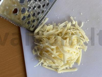 Traškūs skrebučiai su varške ir sūriu Žingsnis 1