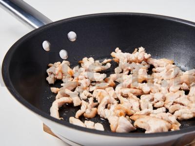 Salotos su vištiena ir putpelių kiaušiniais Žingsnis 1