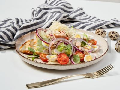 Salotos su vištiena ir putpelių kiaušiniais pagrindine nuotrauka